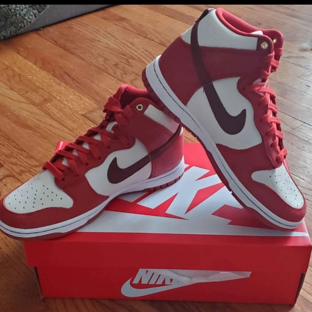 *NEW IN BOX* Authentic Nike Dunk High LXX - Cinnabar - Size W7 / M5.5